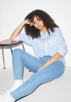 Camisa - White Light Blue 12 Camisa - White Light Blue -Clockhouse Ventas 294cfe2e8de44061a65b0562cbac51af