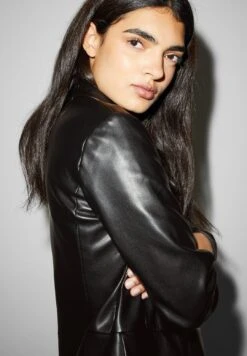 Abrigo Corto - Black -Clockhouse Ventas c59c0994b313412a889436b311ebb1e8